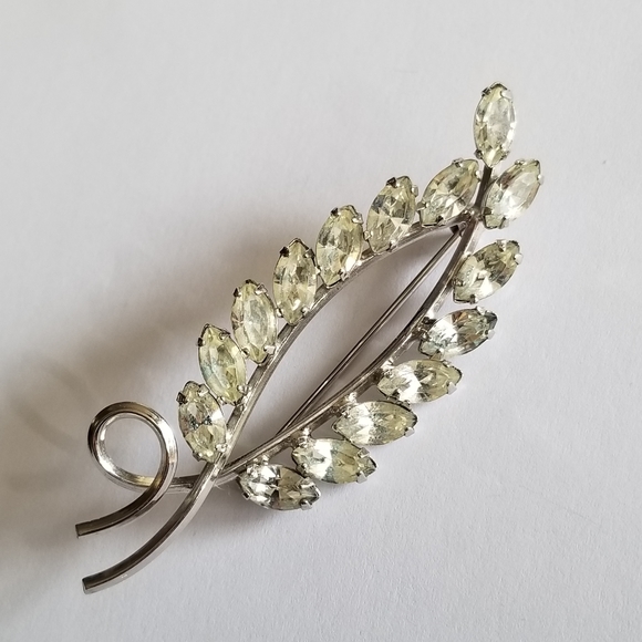 Relisted - Vintage sparkly leaf brooch silver tone clear vine spiral pin nature - Picture 6 of 10